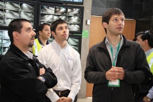 Alvaro González (a la derecha) durante visita técnica al centro de control de la Autopista Vespucio Norte.