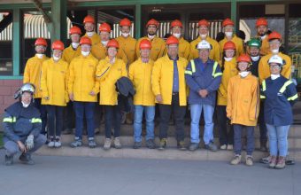 Alumnos visitan empresa AZA para conocer producción de barras de acero reciclado
