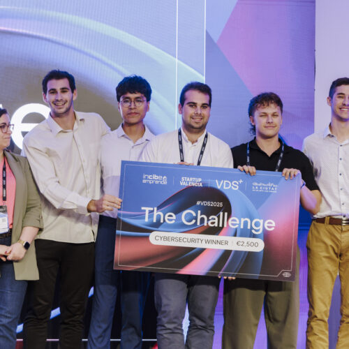 Estudiante de Informática UDD gana hackathon internacional en España 