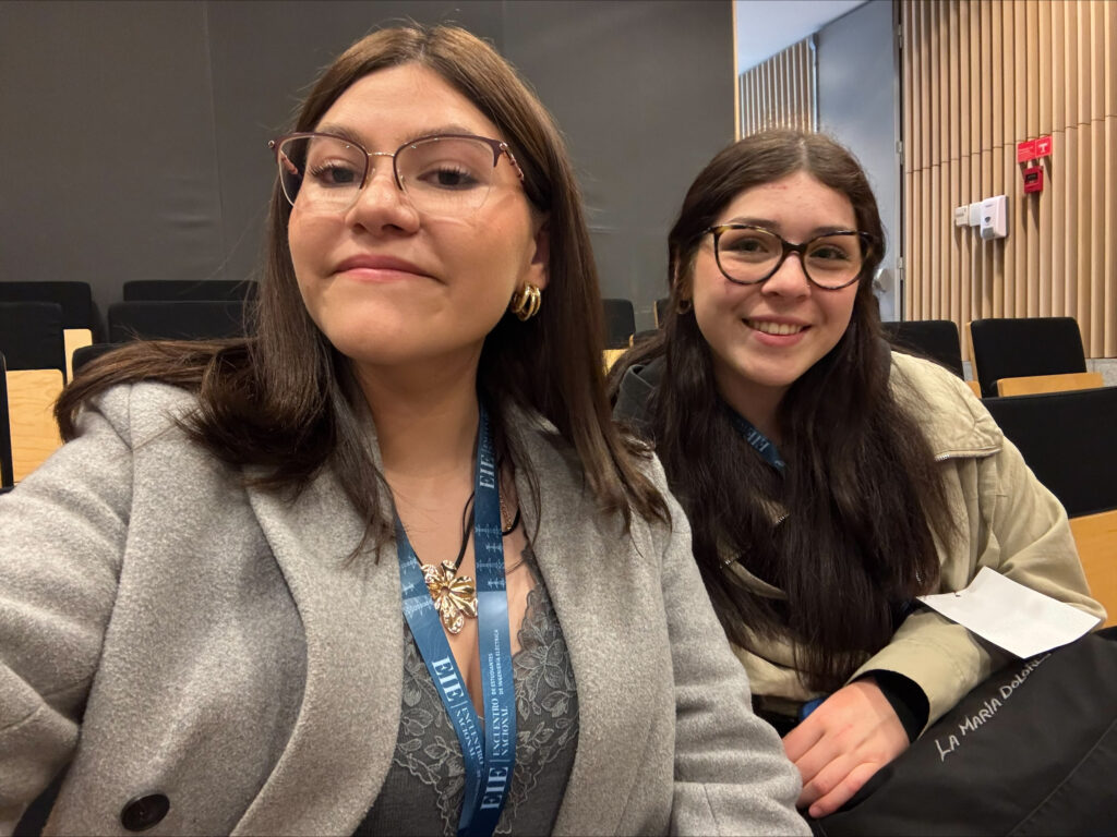 Natalia Coronado y Maida Contreras, estudiantes de Ingeniería UDD, en el Encuentro Nacional de Estudiantes de Ingeniería Eléctrica.