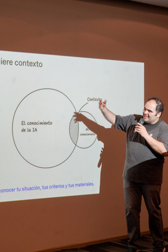 Expositor explica conceptos de inteligencia artificial.